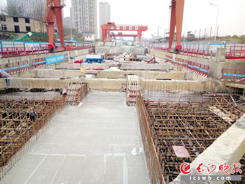 昨日，地铁4号线福元大桥西站主体结构顺利完成封顶。长沙晚报记者 陈焕明 通讯员 吴彬 摄影报道