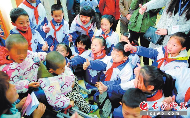 近日，在长沙县湘雅博爱康复医院，来自龙塘小学的小志愿者在教一对生病的双胞胎兄弟数数字。兄弟俩数对时，大家纷纷竖起大拇指以示鼓励。长沙晚报通讯员 章帝 摄