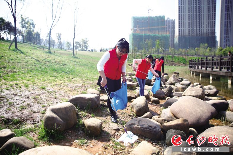 3月27日，长沙县志愿者周璐等人来到松雅湖捡拾白色垃圾，为维护城市环境出一份力。长沙晚报通讯员 盛磊 摄