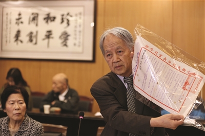  华侨林伯耀在介绍文档史料情况。