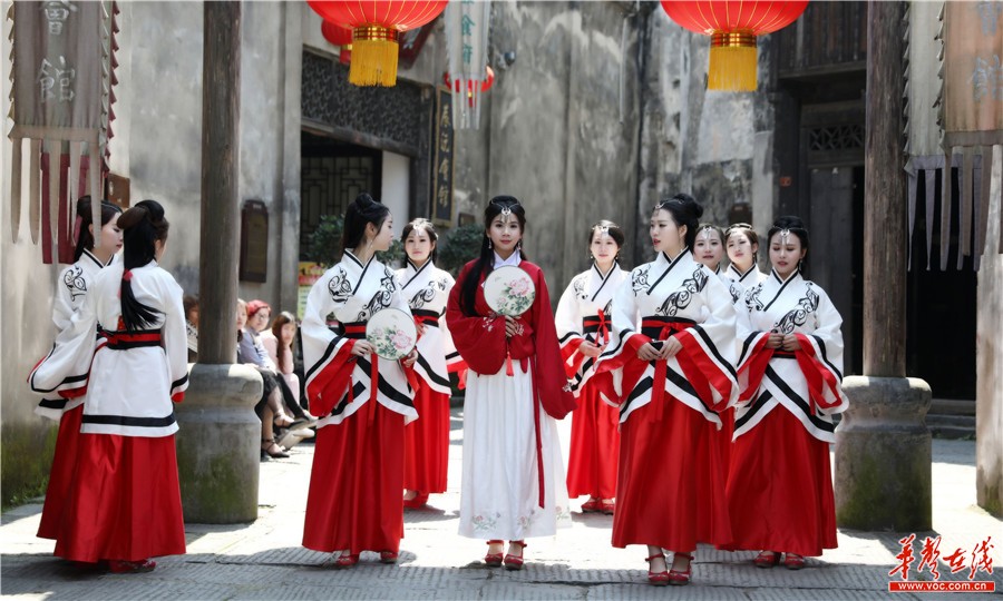 "樱花仙子"在洪江古商城上演古装秀.