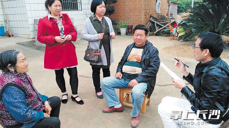 施化果（右一）在宁乡县大屯营镇寻访丁志远后人，右二为丁志远之孙丁振。