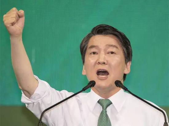 说起安哲秀，他一直试图把自己塑造成“韩国奥巴马”。然而他的努力似乎并未获得外界认可，被指有“东施效颦”之嫌。