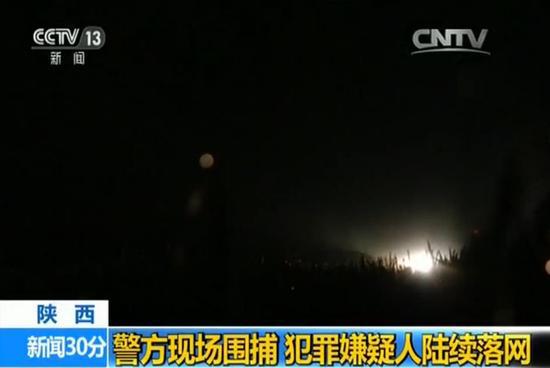 3月8号凌晨，一辆可疑轿车进入案发现场附近。民警迅速缩小了包围圈。