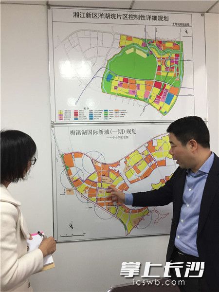 推开李鸿的办公室，映入记者眼帘的就是墙上的教育规划图。