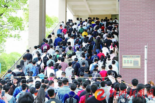 前天上午，湖南铁路科技职业技术学院单招考核现场，考生涌进考场。
记者 何春林 &nbsp;通讯员 徐亚卿 摄&nbsp;