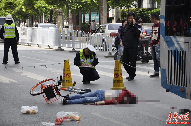 张鼎峰)今天上午,长沙湘春路蔡锷路至芙蓉路路段发生一起车祸,一