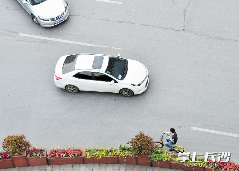 危险行为在机动车道上逆行