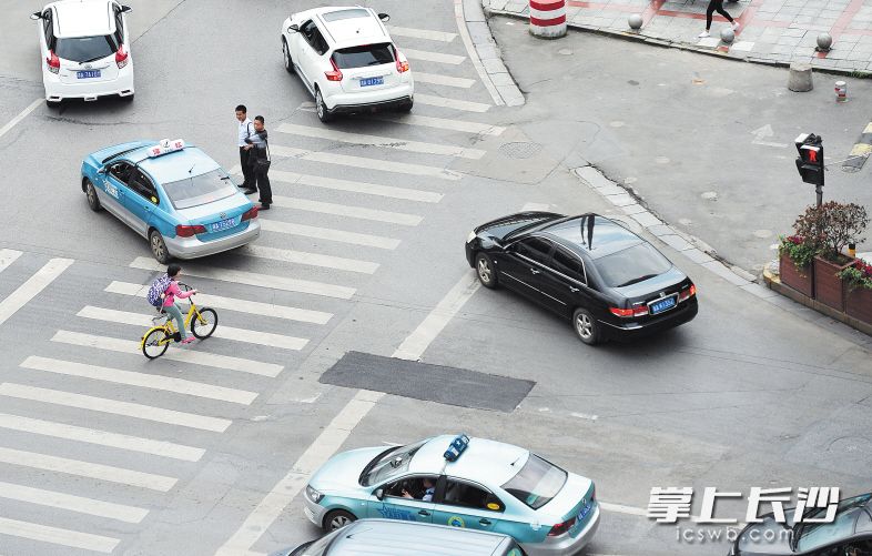 危险行为3骑车过斑马线，而且闯红灯