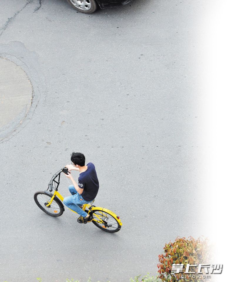 危险行为1骑车时玩手机、戴耳机