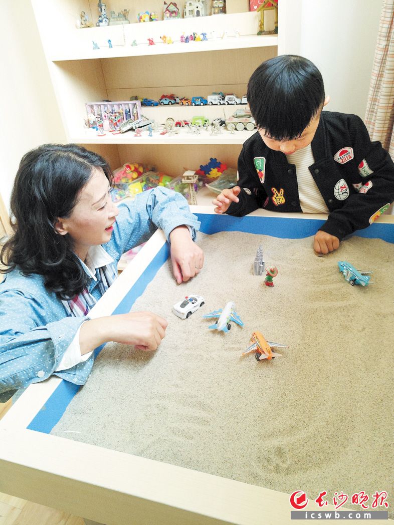 星城世家幼儿园心理咨询室沙盘上的玩具,是心理老师跟孩子心灵深度交流的语言。 长沙晚报通讯员 黄卫萍 摄
