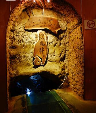 坎儿井民俗园








坎儿井民俗园位于吐鲁番市市区东侧，距离市中心大约3公里，是一处以展示坎儿井文化为主题的景区，也是吐鲁番最著名的景点之一。景区内有坎儿井的原型和博物馆，有维吾尔民居式的宾馆和餐厅。游客来此可以系统的了解新疆坎儿井文化，也可以在此用餐住宿，品味维吾尔风情的建筑和美食，是吐鲁番市内旅游的好去处。