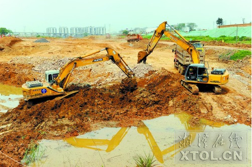４月１９日，二桥北交通优化及环境综合整治项目正在紧张施工中。（记者 方阳 摄）