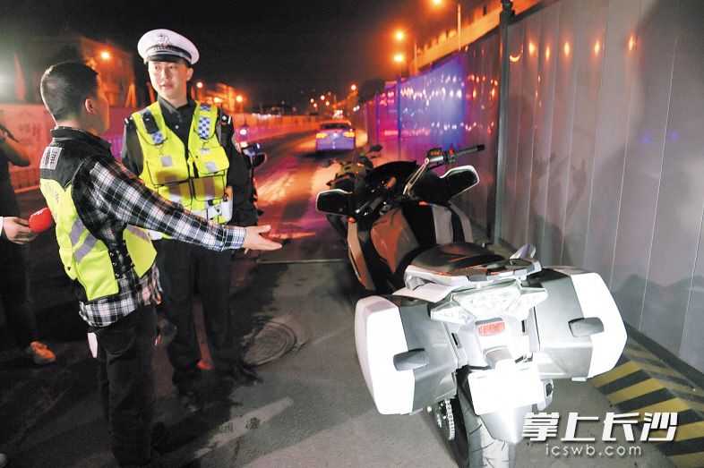罗某购买的这辆无牌大功率摩托车，第一次上路就被交警查获。 均为长沙晚报记者 小刘军 摄