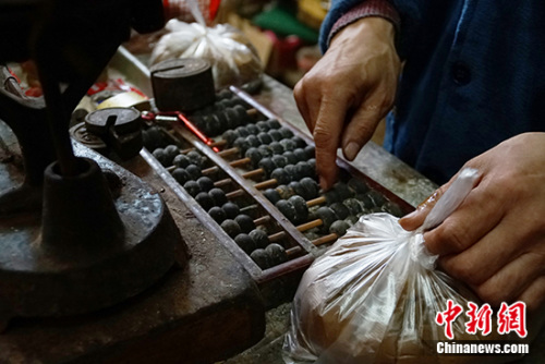 现在,王老板仍保留着用算盘算账的习惯。<a target='_blank' href='http://www.chinanews.com/' >中新网</a>记者 李卿 摄