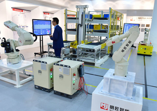这是上海明匠智能系统有限公司展示的工业机器人（4月20日摄）。新华社记者 黄孝邦 摄