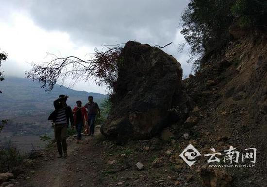  新修路中的巨石“拦路虎”