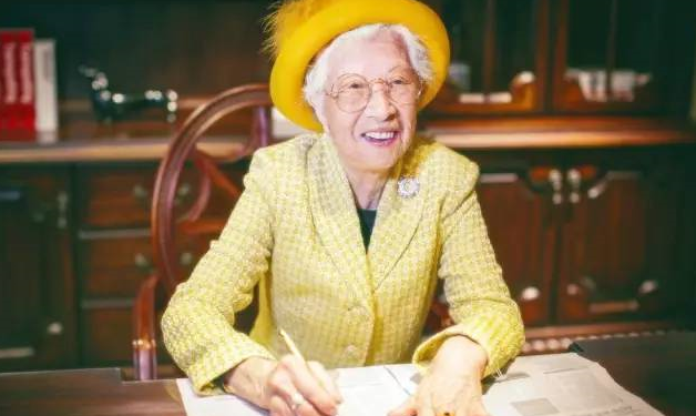 85岁厦门奶奶活出英国女王范 养大7子爱独自旅行