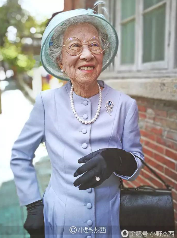 85岁厦门奶奶活出英国女王范 养大7子爱独自旅行