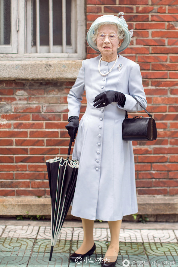85岁厦门奶奶活出英国女王范 养大7子爱独自旅行