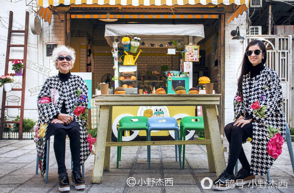 85岁厦门奶奶活出英国女王范 养大7子爱独自旅行