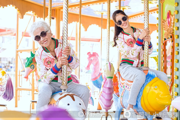 85岁厦门奶奶活出英国女王范 养大7子爱独自旅行