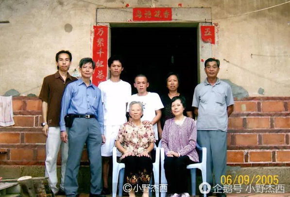 85岁厦门奶奶活出英国女王范 养大7子爱独自旅行