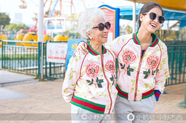 85岁厦门奶奶活出英国女王范 养大7子爱独自旅行