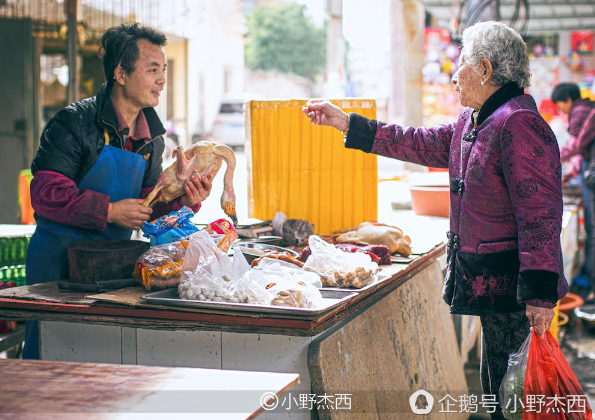 85岁厦门奶奶活出英国女王范 养大7子爱独自旅行