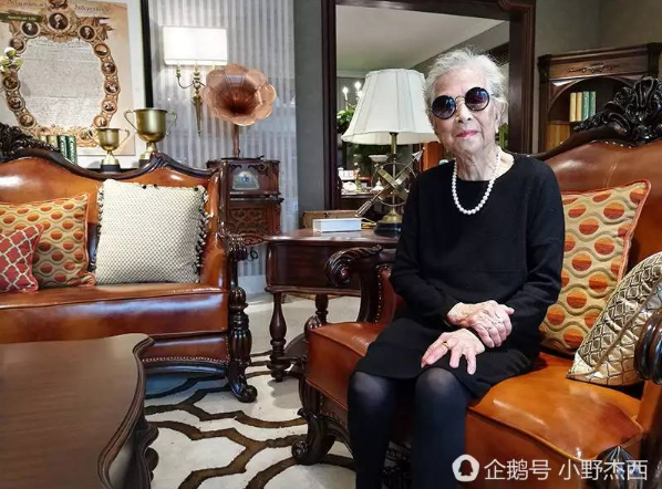 85岁厦门奶奶活出英国女王范 养大7子爱独自旅行