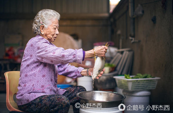 85岁厦门奶奶活出英国女王范 养大7子爱独自旅行