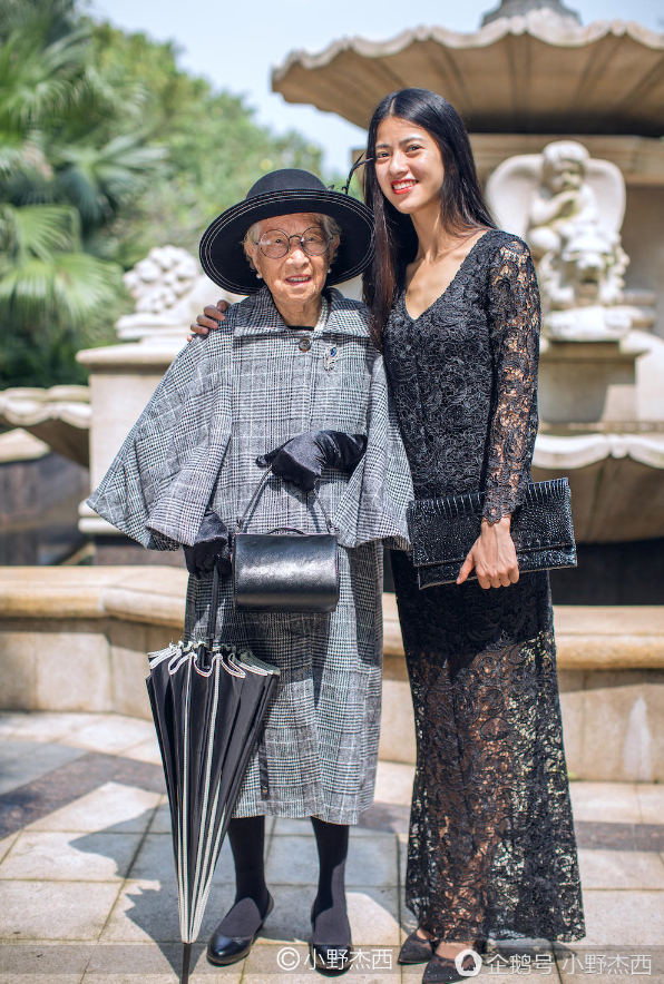 85岁厦门奶奶活出英国女王范 养大7子爱独自旅行