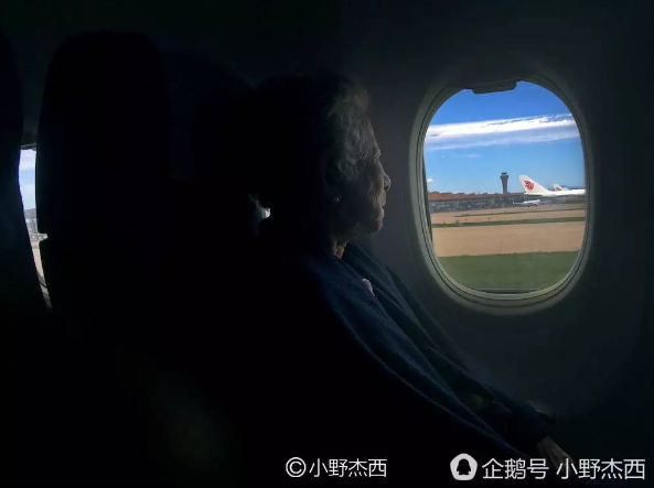 85岁厦门奶奶活出英国女王范 养大7子爱独自旅行