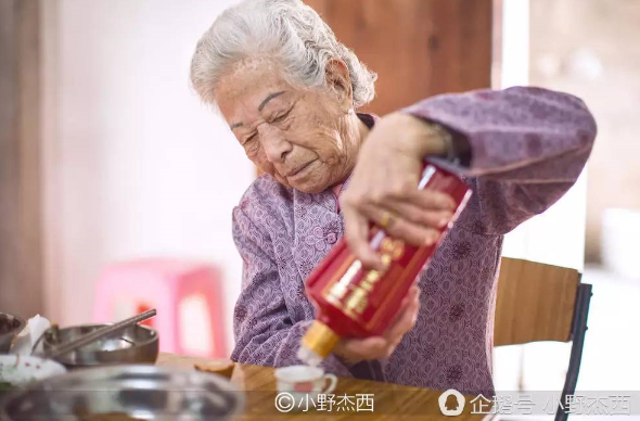 85岁厦门奶奶活出英国女王范 养大7子爱独自旅行