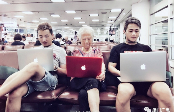 85岁厦门奶奶活出英国女王范 养大7子爱独自旅行