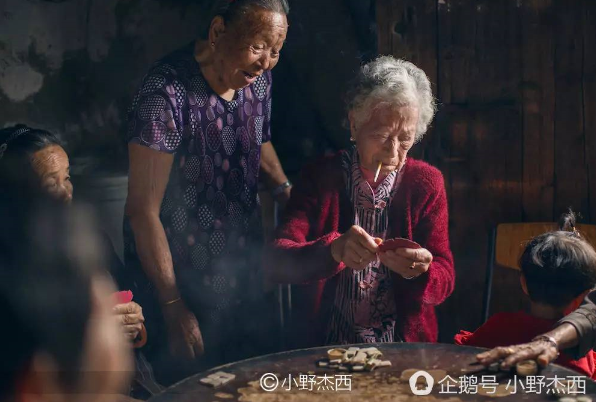 85岁厦门奶奶活出英国女王范 养大7子爱独自旅行