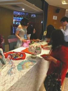 婚礼用二维码收红包。