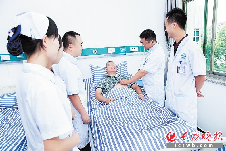长沙京石结石病医院医生在为患者仔细检查。均为丁易娟 供图