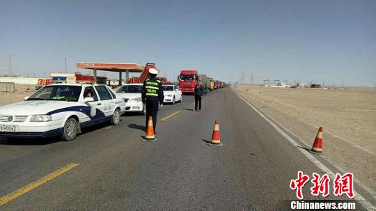 图为交警、路政部门对事发道路进行双向管制 钟欣 摄