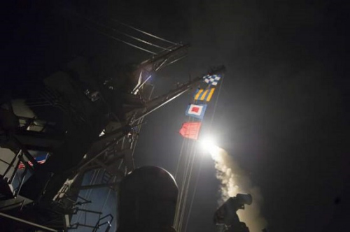 美军发射“战斧”巡航导弹，打击叙利亚空军基地。资料图