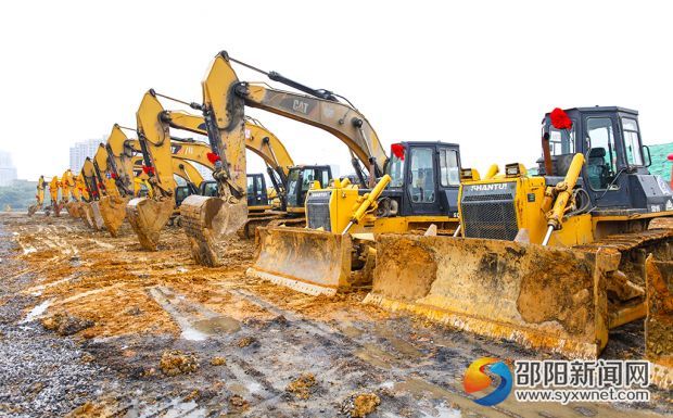 项目开工现场，数十台挖机待命准备作业。