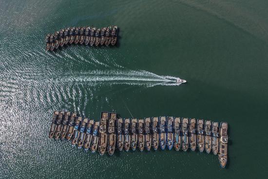 5月1日，大连边防支队桃园边防派出所民警驾驶船只在大连市金州区杏树国家级中心渔港内巡查渔船回港情况。