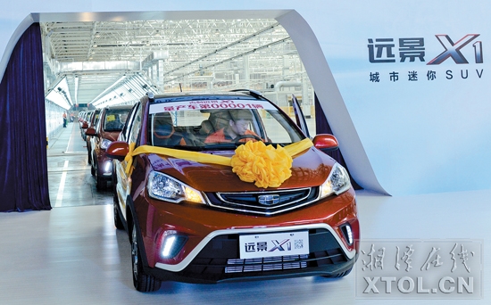 崭新的红色城市迷你SUV——吉利远景X1闪亮登场，吸引了众人的目光。（钟泉 摄）