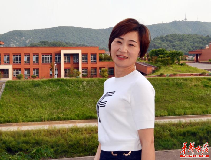 陈娟生活照。 用心交流,白衣天使帮助老人重拾希望 宁乡的李某每次来湖南省胸科医院复查都会到耐药专科看望在这里工作的护士徐进红。徐进红于2010年进入省胸科医院工作,2011年医院成立耐药专科,徐进红也因此调入该科,可谓是耐药专科的元老级人物。