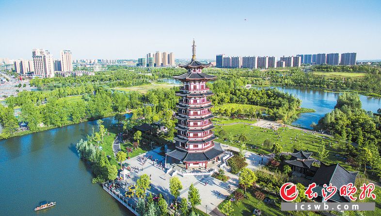 洋湖湿地公园周边,生态楼盘扎堆入驻。长沙晚报记者 邹麟 摄