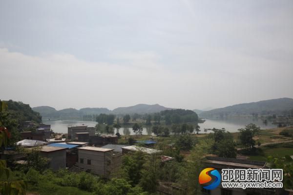 北山镇观音塘村的神仙坳上，出土的几何形图案汉墓砖