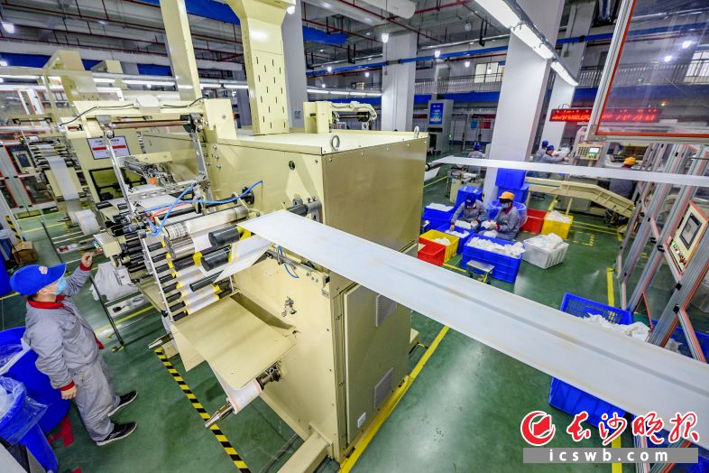 英氏孕婴童产品产业园内，先进生产线高速运转，企业开足马力加紧赶单。继一期项目基本建成部分投产后，二期建设也在加力推进。