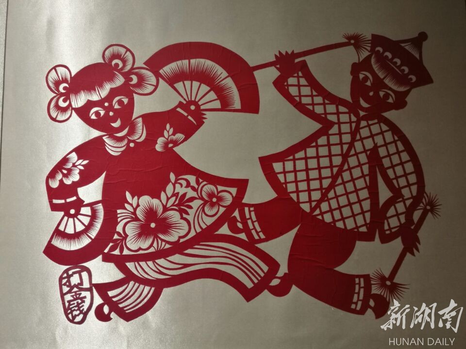 经过多年的传承发展,包头剪纸涌现出一批艺术人才和享誉国际的艺术大师,形成了老、中、青相结合的创作梯队,成为包头剪纸发展的人才支撑。这其中,有37人入选国家、自治区和市级非物质文化传承人,尤以草原四姐妹刘静兰、要红霞、孙二林、郑蝴蝶最为突出。