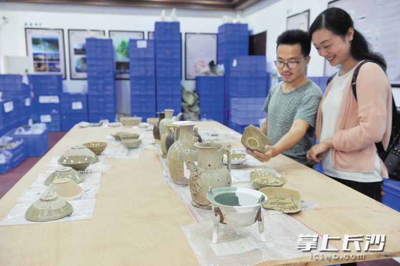 在长沙铜官窑遗址管理处，张兴国（左）在介绍石渚湖出土文物。 长沙晚报记者 王志伟 摄