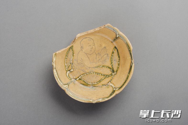 石渚湖出土的坐莲童子瓷碟。除署名外均为受访者供图